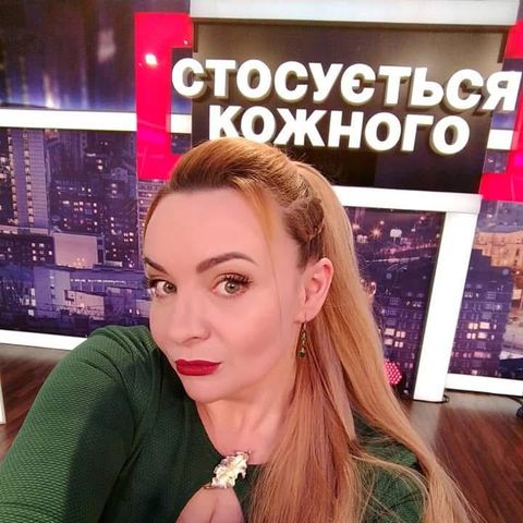 Анна Долід на тлі логотипа телепроекту «Стосується кожного»