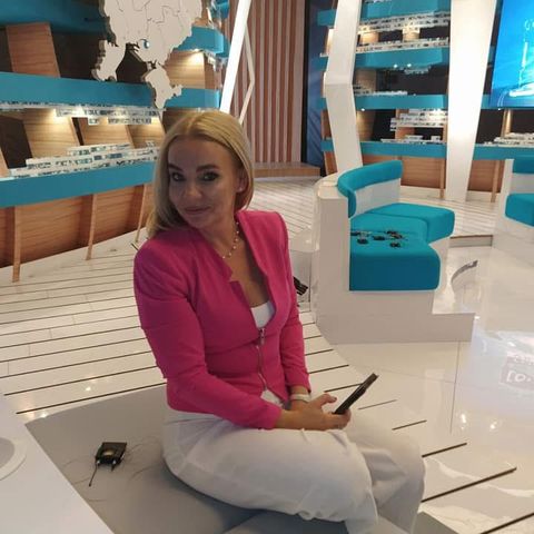 Анна Долід у телестудії між зйомками