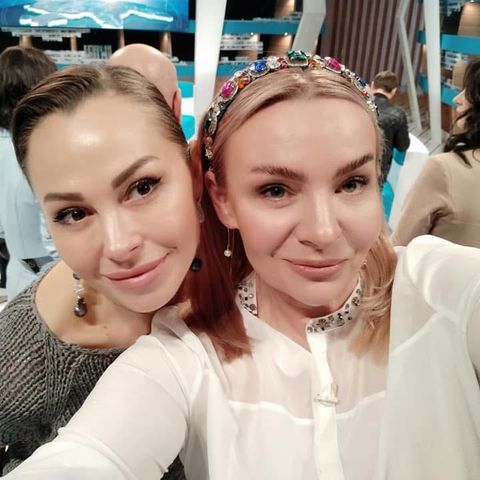 Анна Долід із колегою в телестудії, селфі