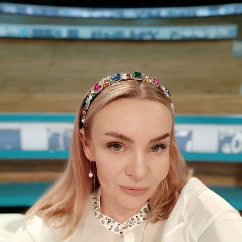Портрет Анни Долід в телестудії