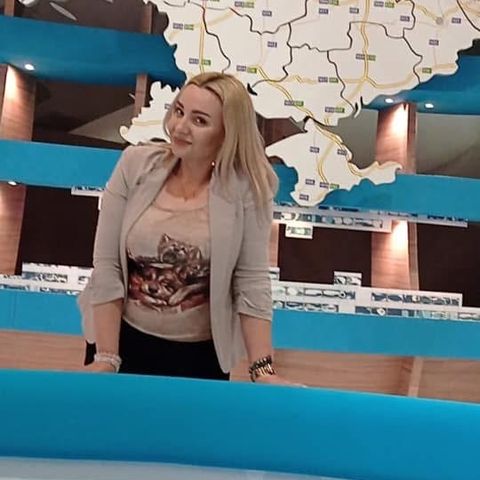Анна Долід у телестудії біля карти України