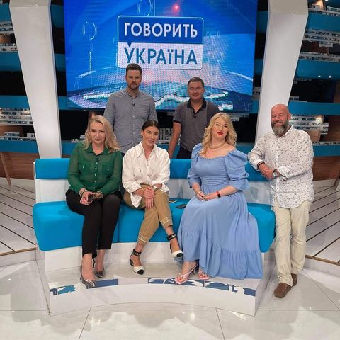 Анна Долід з ведучими та гістьми студії «Говорить Україна»